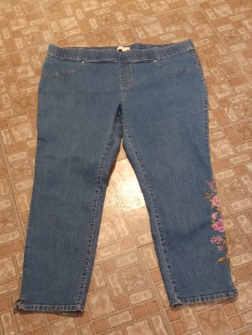 The Pioneer Woman Blue Cropped Jeans with Pink & Green Floral Embroidery Size 2x